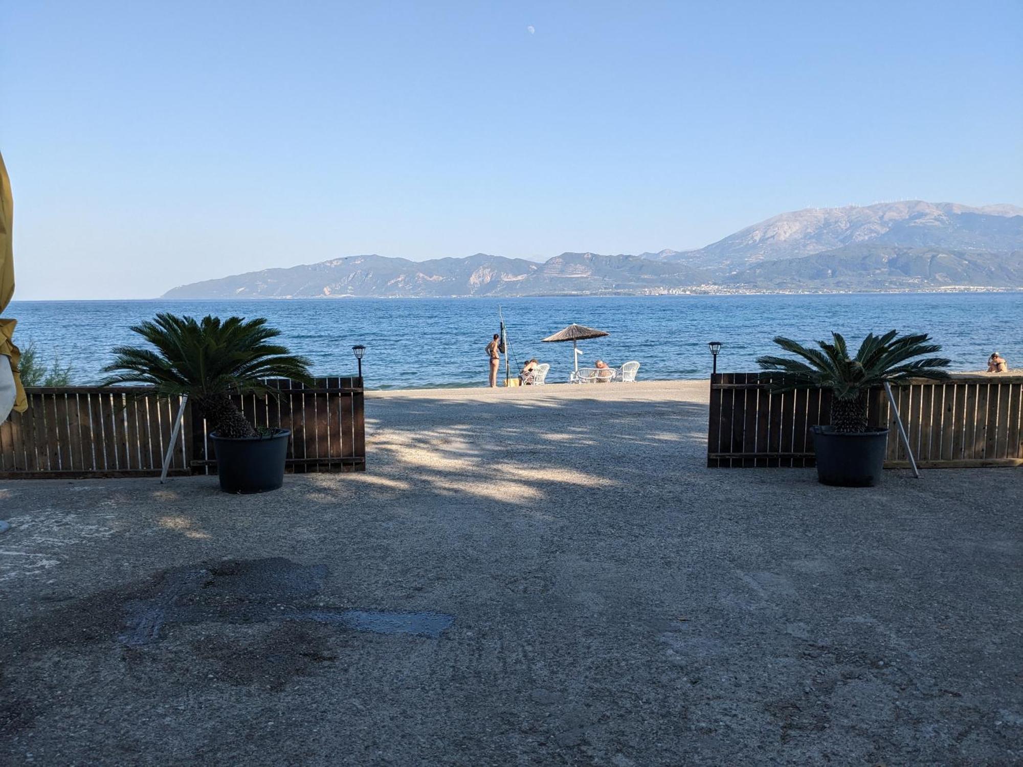 Nafpaktos beach Apartment Buitenkant foto